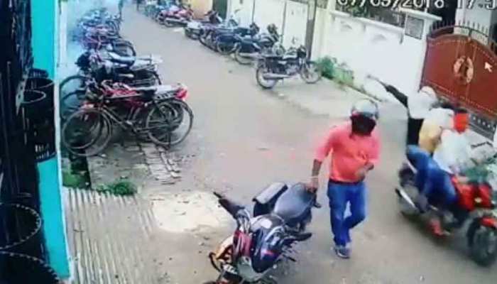 बेखौफ बदमाशों का कहर : फीस कम कराने के लिए कोचिंग सेंटर के बाहर की बमबारी बेखौफ बदमाशों का कहर : फीस कम कराने के लिए कोचिंग सेंटर के बाहर की बमबारी