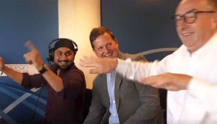 VIDEO: हरभजन सिंह ने कमेंट्री बॉक्स में करवाया 'अंग्रेज' कमेंटेटर से भांगड़ा VIDEO: हरभजन सिंह ने कमेंट्री बॉक्स में करवाया 'अंग्रेज' कमेंटेटर से भांगड़ा