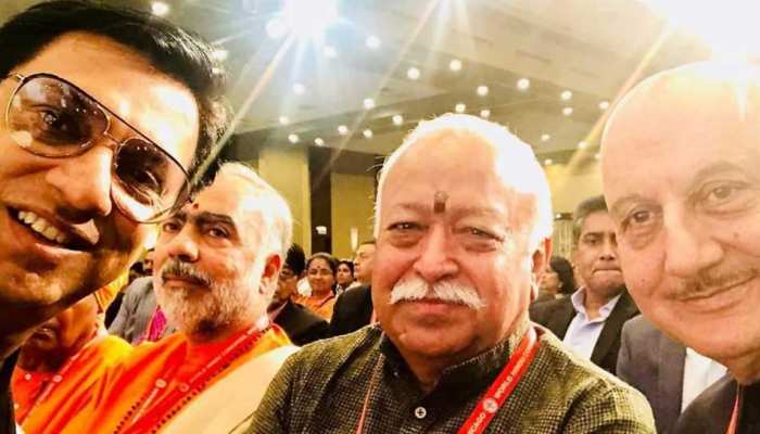 RSS चीफ भागवत के साथ सेल्फी लेते नजर आए मधुर भंडारकर और अनुपम खेर RSS चीफ भागवत के साथ सेल्फी लेते नजर आए मधुर भंडारकर और अनुपम खेर