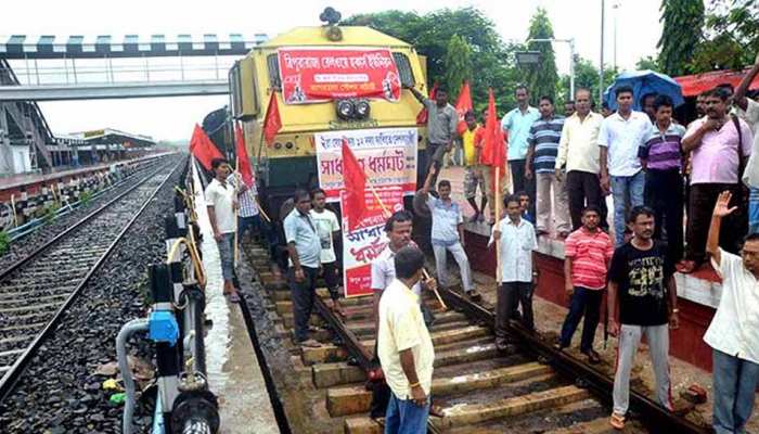 पश्चिम बंगाल में प्रदर्शन से ट्रेन सेवा प्रभावित पश्चिम बंगाल में प्रदर्शन से ट्रेन सेवा प्रभावित