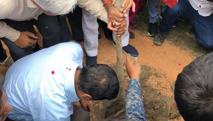 दिल्ली: अरविंद केजरीवाल ने एक दिन में पांच लाख पौधे लगाने के अभियान का किया आगाज दिल्ली: अरविंद केजरीवाल ने एक दिन में पांच लाख पौधे लगाने के अभियान का किया आगाज