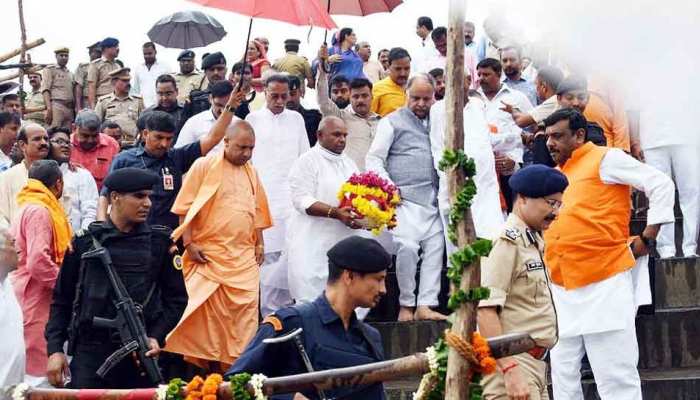 अटल जी के पैतृक गांव बटेश्वर के लोग हुए निराश, सीएम योगी अस्थि विसर्जन कर हुए रवाना अटल जी के पैतृक गांव बटेश्वर के लोग हुए निराश, सीएम योगी अस्थि विसर्जन कर हुए रवाना