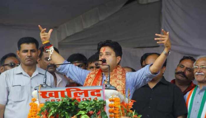VIDEO: ज्योतिरादित्य सिंधिया ने किया आदिवासियों के साथ डांस, बजाया ढोल VIDEO: ज्योतिरादित्य सिंधिया ने किया आदिवासियों के साथ डांस, बजाया ढोल