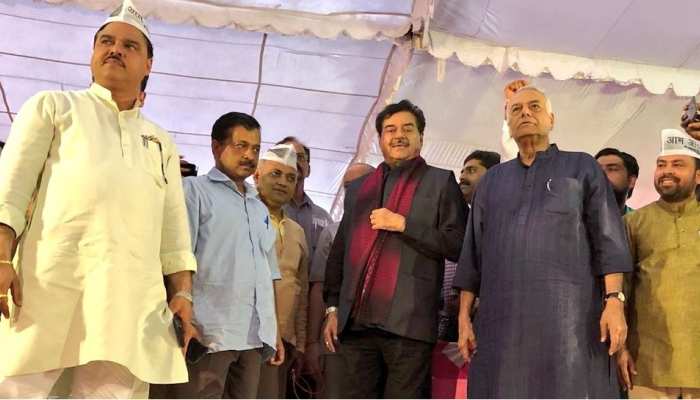 AAP की रैली में बीजेपी के बागी, केजरीवाल ने पूछा- मोदी जी ने ज्यादा काम किया या हमने AAP की रैली में बीजेपी के बागी, केजरीवाल ने पूछा- मोदी जी ने ज्यादा काम किया या हमने
