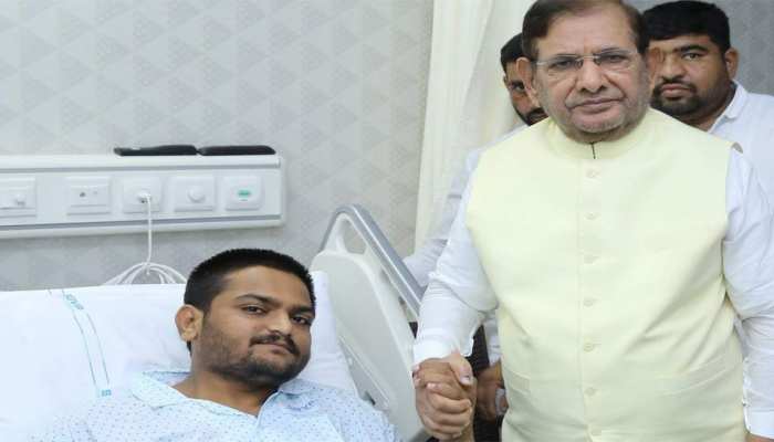 अस्पताल में हार्दिक का अनशन जारी, शरद की अपील, 'पानी और खाना लेना शुरू कर दें' अस्पताल में हार्दिक का अनशन जारी, शरद की अपील, 'पानी और खाना लेना शुरू कर दें'