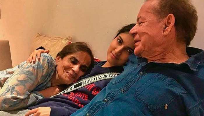 'नाना-नानी के साथ नजर आई सलमान खान की भांजी, सोशल मीडिया पर वायरल हो रही है तस्वीर 'नाना-नानी के साथ नजर आई सलमान खान की भांजी, सोशल मीडिया पर वायरल हो रही है तस्वीर
