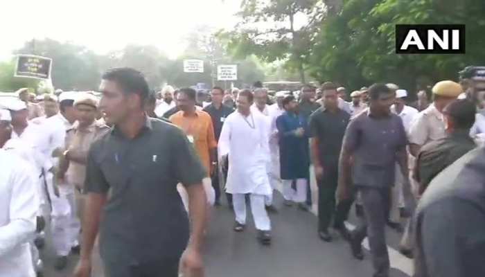 Congress protest against the rise in oil prices, see effect in pictures Congress protest against the rise in oil prices, see effect in pictures