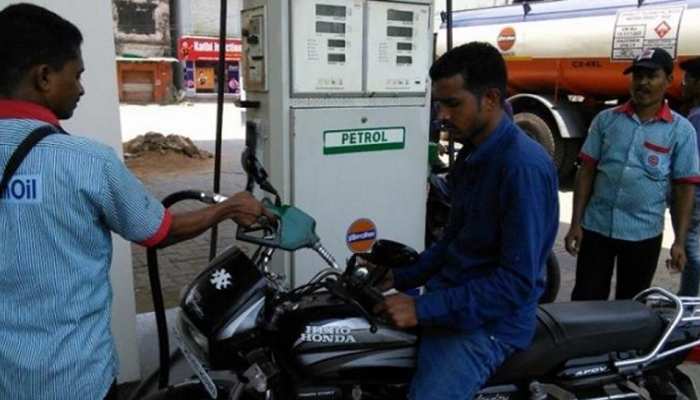 दिल्ली-मुंबई में फिर चढ़े पेट्रोल के दाम लेकिन यहां मिल रहा 2.5 रुपए सस्ता, जानिए क्या है कारण दिल्ली-मुंबई में फिर चढ़े पेट्रोल के दाम लेकिन यहां मिल रहा 2.5 रुपए सस्ता, जानिए क्या है कारण