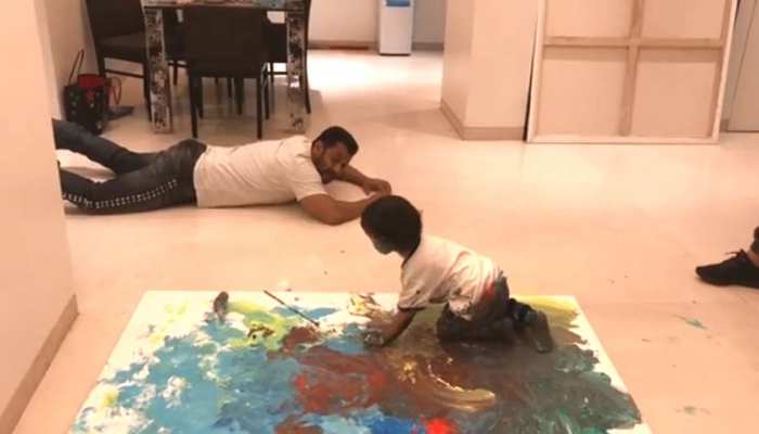 VIDEO: सलमान ने भांजे को कुछ इस स्टाइल में सिखाई पेंटिंग, आप भी मुस्कुरा देंगे VIDEO: सलमान ने भांजे को कुछ इस स्टाइल में सिखाई पेंटिंग, आप भी मुस्कुरा देंगे