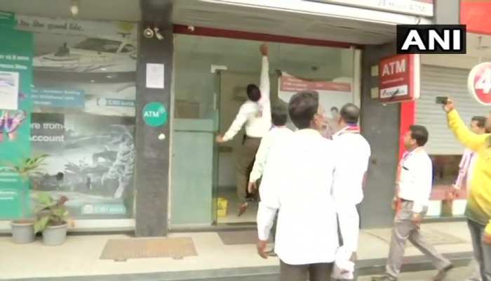 भारत बंद: मध्यप्रदेश की आर्थिक राजधानी में प्रभावित हुआ करोड़ों का कारोबार भारत बंद: मध्यप्रदेश की आर्थिक राजधानी में प्रभावित हुआ करोड़ों का कारोबार