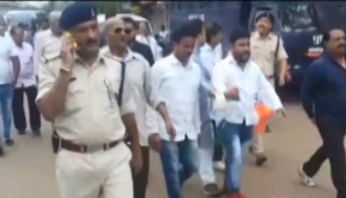 VIDEO: कांग्रेस कार्यकर्ताओं की जुबान फिसली, लगा दिए 'राहुल गांधी मुर्दाबाद' के नारे VIDEO: कांग्रेस कार्यकर्ताओं की जुबान फिसली, लगा दिए 'राहुल गांधी मुर्दाबाद' के नारे
