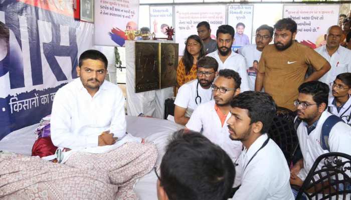 हार्दिक के उपवास का 17 वां दिन, मेवाणी ने कहा- सरकार को बात करनी चाहिए हार्दिक के उपवास का 17 वां दिन, मेवाणी ने कहा- सरकार को बात करनी चाहिए