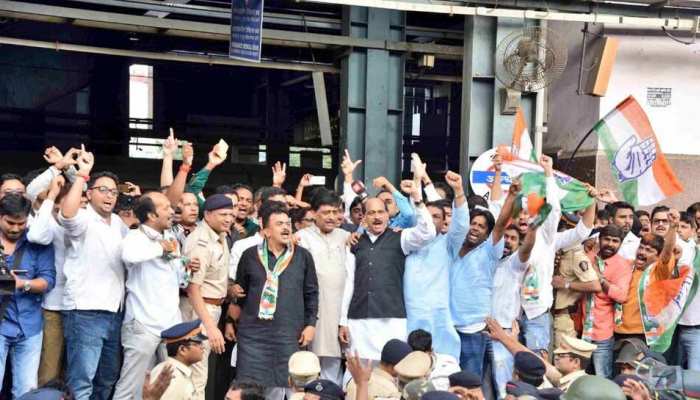 'भारत बंद' में शामिल होने से रोकने के लिए मेरे घर के बाहर तैनात की गई पुलिस: संजय निरुपम 'भारत बंद' में शामिल होने से रोकने के लिए मेरे घर के बाहर तैनात की गई पुलिस: संजय निरुपम