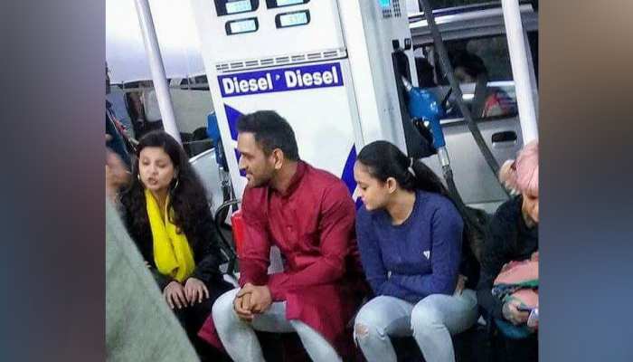 तो क्या भारत बंद का धोनी ने भी किया था समर्थन ? जानें वायरल तस्वीर के पीछे का सच तो क्या भारत बंद का धोनी ने भी किया था समर्थन ? जानें वायरल तस्वीर के पीछे का सच