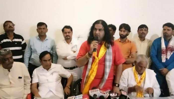 कथावाचक देवकीनंदन ठाकुर गिरफ्तार, SC/ST एक्ट के खिलाफ करने जा रहे थे रैली कथावाचक देवकीनंदन ठाकुर गिरफ्तार, SC/ST एक्ट के खिलाफ करने जा रहे थे रैली