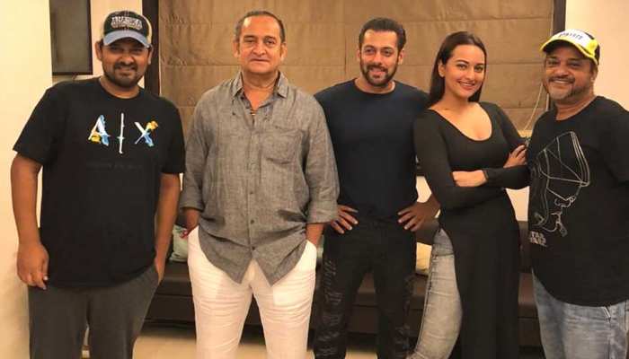 एक बार फिर दिखेगा चुलबुल पांडे और रज्जो प्यार, सलमान ने किया 'दबंग-3' का ऐलान एक बार फिर दिखेगा चुलबुल पांडे और रज्जो प्यार, सलमान ने किया 'दबंग-3' का ऐलान