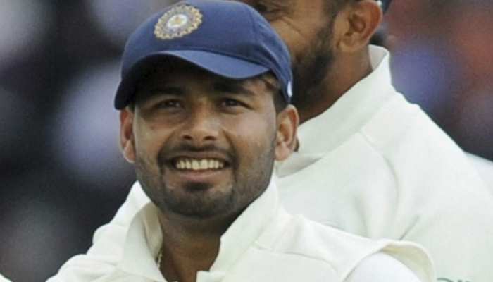 INDvsENG: ऋषभ पंत ने धोनी को पीछे छोड़ छक्के से पूरा किया अपना पहला शतक INDvsENG: ऋषभ पंत ने धोनी को पीछे छोड़ छक्के से पूरा किया अपना पहला शतक