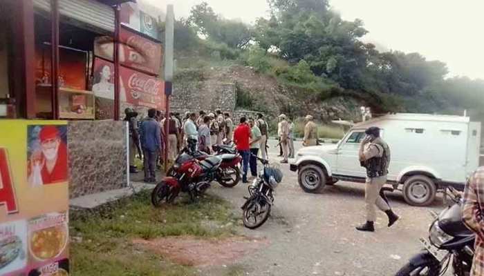 जम्मू कश्मीर: नेशनल हाइवे पर वाहन चैकिंग के दौरान पुलिसकर्मियों पर गोलीबारी, कटरा में हाई अलर्ट जम्मू कश्मीर: नेशनल हाइवे पर वाहन चैकिंग के दौरान पुलिसकर्मियों पर गोलीबारी, कटरा में हाई अलर्ट