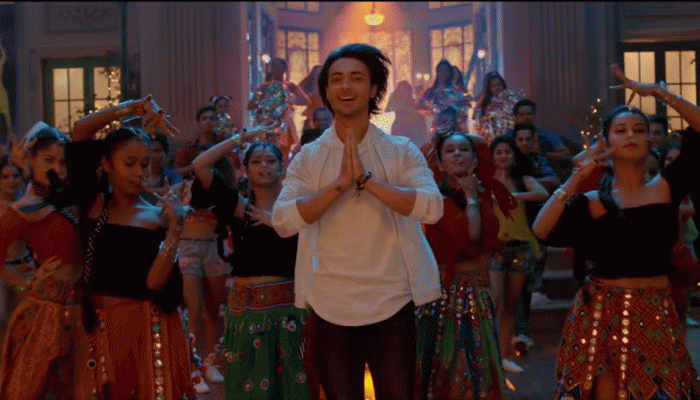 VIDEO: हनी सिंह की आवाज में रिलीज हुआ 'लवरात्रि' का 'रंगतारी', दिखा आयुष शर्मा का डांसिंग अवतार VIDEO: हनी सिंह की आवाज में रिलीज हुआ 'लवरात्रि' का 'रंगतारी', दिखा आयुष शर्मा का डांसिंग अवतार