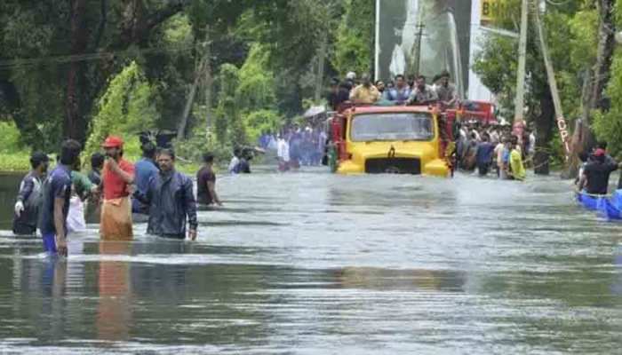 केरल बाढ़ पीड़ितों के लिए सीएम योगी ने बढ़ाए हाथ, 15 करोड़ के बाद देगी इतनी राशि केरल बाढ़ पीड़ितों के लिए सीएम योगी ने बढ़ाए हाथ, 15 करोड़ के बाद देगी इतनी राशि