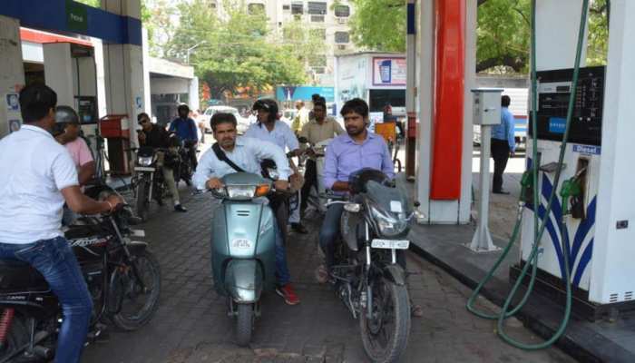 देशभर में पेट्रोल-डीजल के दामों ने तोड़ा रिकॉर्ड, जानिए क्या है आज का रेट देशभर में पेट्रोल-डीजल के दामों ने तोड़ा रिकॉर्ड, जानिए क्या है आज का रेट