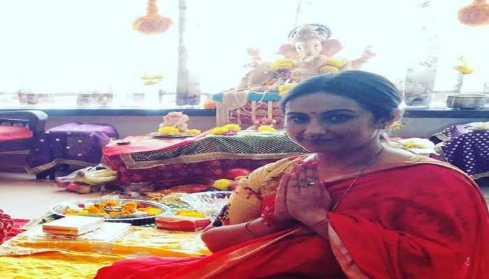 अभिनेत्री दिव्या दत्ता ने की बप्पा की स्थापना, बच्चे की तरह भगवान को सजाया अभिनेत्री दिव्या दत्ता ने की बप्पा की स्थापना, बच्चे की तरह भगवान को सजाया