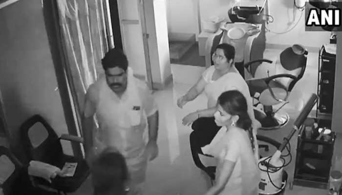 VIDEO: महिला को पीटने वाला डीएमके पदाधिकारी गिरफ्तार, पार्टी से हुआ निष्कासित VIDEO: महिला को पीटने वाला डीएमके पदाधिकारी गिरफ्तार, पार्टी से हुआ निष्कासित