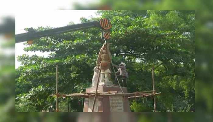 इलाहाबाद: कुंभ की तैयारियों के लिए पार्क से हटाई गई नेहरू की मूर्ति, कांग्रेस कार्यकर्ता भड़के इलाहाबाद: कुंभ की तैयारियों के लिए पार्क से हटाई गई नेहरू की मूर्ति, कांग्रेस कार्यकर्ता भड़के