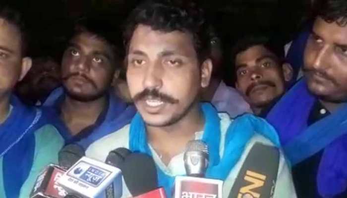 रिहाई के बाद गांव पहुंचे चंद्रशेखर 'रावण', बोले- 'BJP फिर मुझे भिजवा सकती है जेल' रिहाई के बाद गांव पहुंचे चंद्रशेखर 'रावण', बोले- 'BJP फिर मुझे भिजवा सकती है जेल'