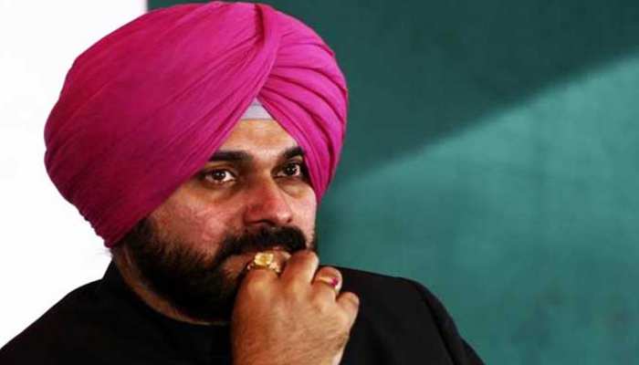 पत्रकार ने पूछा SC का नोटिस आने पर सवाल तो सिद्धू चुटकी बजाते हुए बोले- 'आने दो नोटिस' पत्रकार ने पूछा SC का नोटिस आने पर सवाल तो सिद्धू चुटकी बजाते हुए बोले- 'आने दो नोटिस'