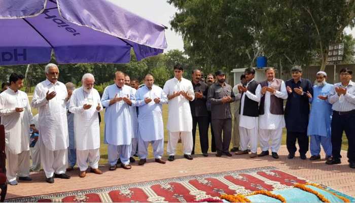Lahore: The funeral prayers of former first lady Begum Kulsoom Nawaz has been held at the Sharif Medical City. Lahore: The funeral prayers of former first lady Begum Kulsoom Nawaz has been held at the Sharif Medical City.