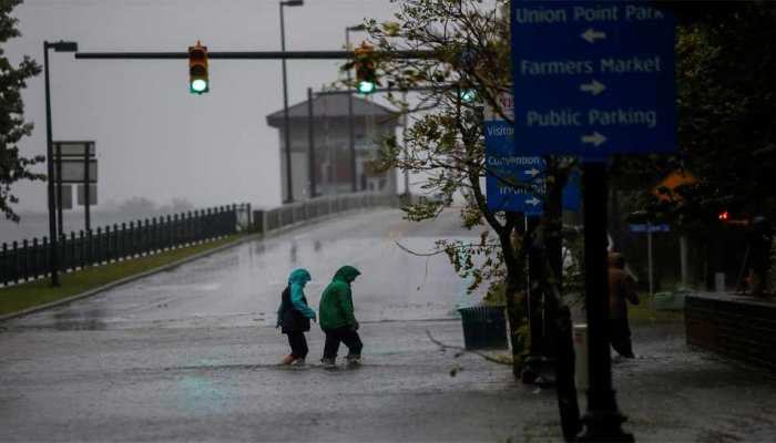 US: फ्लोरेंस तूफान ने दस्तक देते ही बरपाया कहर, अधिकारियों ने कहा- बेहद खतरनाक US: फ्लोरेंस तूफान ने दस्तक देते ही बरपाया कहर, अधिकारियों ने कहा- बेहद खतरनाक