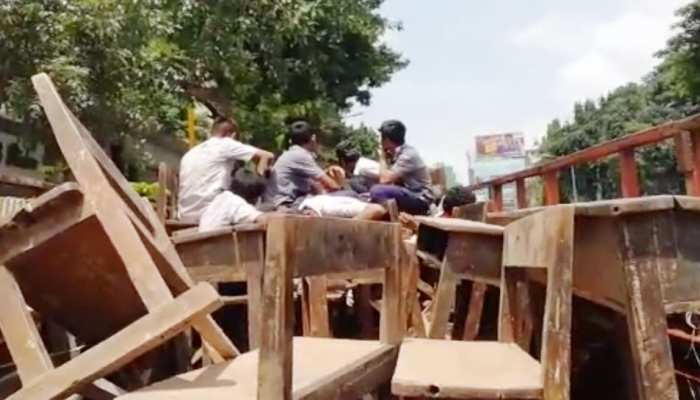मुंबई में स्कूली बच्चों को बनाया मजदूर, ट्रक में फर्नीचर लादने का लिया गया काम मुंबई में स्कूली बच्चों को बनाया मजदूर, ट्रक में फर्नीचर लादने का लिया गया काम