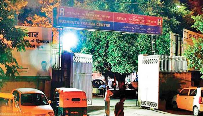 शर्मनाक: दिल्ली के इस बड़े ट्रॉमा अस्पताल में बुरे हालात, ICU में मरीज के घाव में कीड़े पड़े शर्मनाक: दिल्ली के इस बड़े ट्रॉमा अस्पताल में बुरे हालात, ICU में मरीज के घाव में कीड़े पड़े