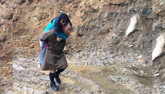 पत्नी के पैर गंदे न हों, इसलिए भूटान के पूर्व प्रधानमंत्री ने उन्हें पीठ पर उठा लिया पत्नी के पैर गंदे न हों, इसलिए भूटान के पूर्व प्रधानमंत्री ने उन्हें पीठ पर उठा लिया