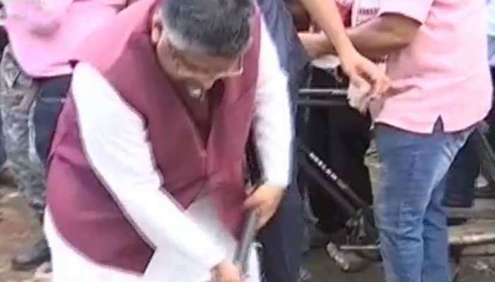 स्वच्छता अभियान में शामिल हुए रविशंकर प्रसाद, मिलकर की सफाई और दिलाया शपथ स्वच्छता अभियान में शामिल हुए रविशंकर प्रसाद, मिलकर की सफाई और दिलाया शपथ