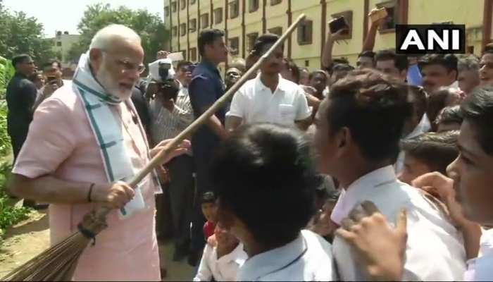 PICS: PM Modi raised the message of cleanliness in school. PICS: PM Modi raised the message of cleanliness in school.