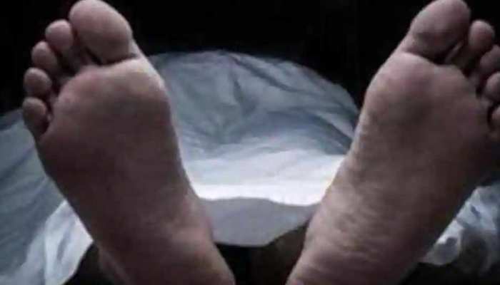 नोएडा में नाले से मिला नाबालिग का शव, जांच में जुटी पुलिस नोएडा में नाले से मिला नाबालिग का शव, जांच में जुटी पुलिस