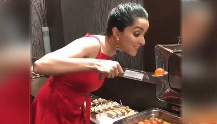 श्रद्धा कपूर का जी ललचाया गुलाब जामुन के लिए, VIDEO हुआ वायरल श्रद्धा कपूर का जी ललचाया गुलाब जामुन के लिए, VIDEO हुआ वायरल