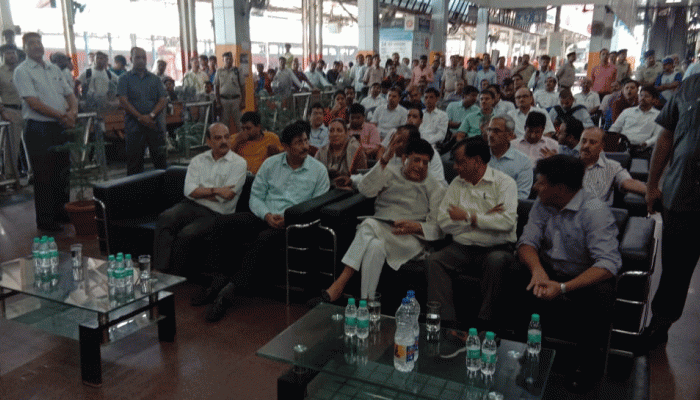 स्टेशन पर गंदगी देख भड़के रेलमंत्री, डायरेक्टर से कहा 'VRS क्यूं नहीं ले लेते' स्टेशन पर गंदगी देख भड़के रेलमंत्री, डायरेक्टर से कहा 'VRS क्यूं नहीं ले लेते'