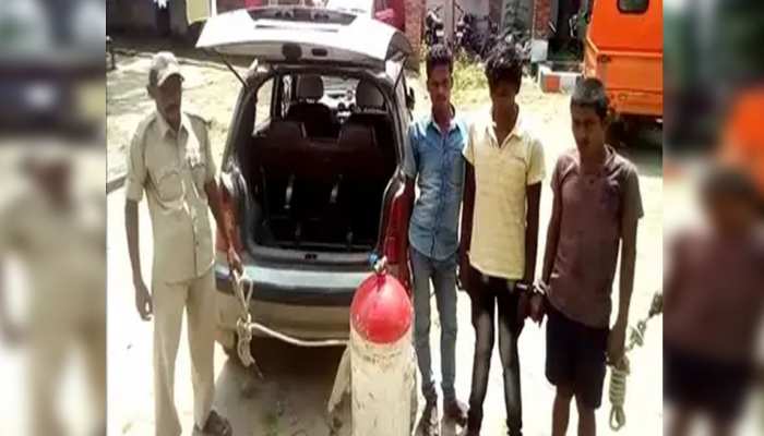 बिहारः शराब तस्करों की नई तरकीब, CNG टैंक में छिपा रखा था शराब बिहारः शराब तस्करों की नई तरकीब, CNG टैंक में छिपा रखा था शराब