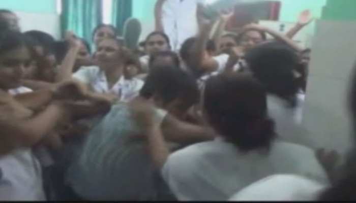 कटिहारः छात्र एएनएम से छेड़छाड़ के आरोप में डॉक्टर की हुई धुनाई कटिहारः छात्र एएनएम से छेड़छाड़ के आरोप में डॉक्टर की हुई धुनाई