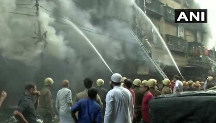 कोलकाता के बागड़ी मार्केट में लगी आग, दमकल की 30 गाड़ियां मौके पर कोलकाता के बागड़ी मार्केट में लगी आग, दमकल की 30 गाड़ियां मौके पर