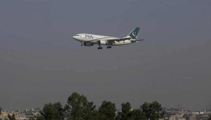 PAK: पायलट ने क्रू मेंबर को तस्कर कहते हुए कहा- विमान से चले जाओ, फिर हुई हाथापाई PAK: पायलट ने क्रू मेंबर को तस्कर कहते हुए कहा- विमान से चले जाओ, फिर हुई हाथापाई