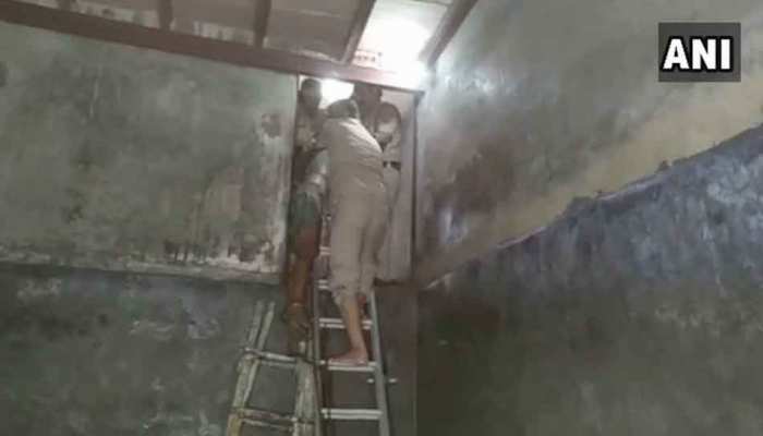 गाजियाबाद में अचार फैक्ट्री के एसिड टैंक में गिरकर तीन लोगों की मौत गाजियाबाद में अचार फैक्ट्री के एसिड टैंक में गिरकर तीन लोगों की मौत