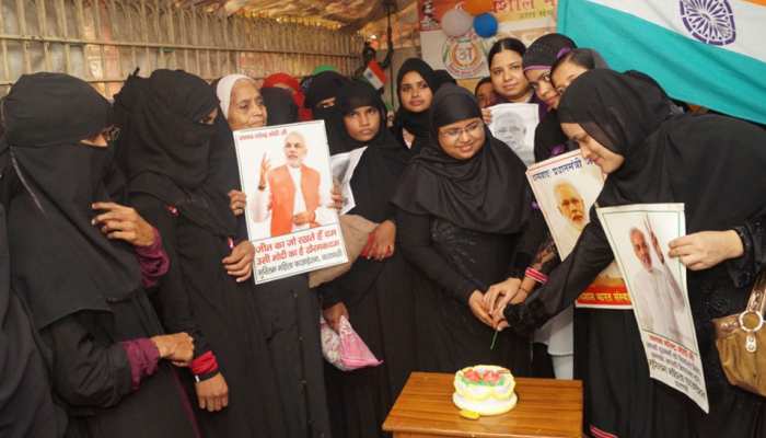 वाराणसी: मुस्लिम महिलाओं ने एक दिन पहले ही केक काटकर मनाया पीएम मोदी का जन्मदिन वाराणसी: मुस्लिम महिलाओं ने एक दिन पहले ही केक काटकर मनाया पीएम मोदी का जन्मदिन