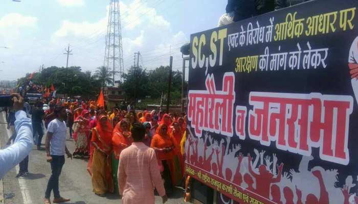 उज्जैन : SC-ST एक्ट के खिलाफ सड़क पर उतरे हजारों लोग, करणी सेना का उग्र प्रदर्शन उज्जैन : SC-ST एक्ट के खिलाफ सड़क पर उतरे हजारों लोग, करणी सेना का उग्र प्रदर्शन