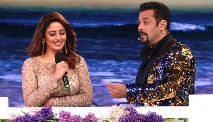 Bigg Boss 12: अनूप जलोटा की 37 साल छोटी लड़की से बनी जोड़ी, बिग बॉस के घर में पहले दिन हुआ ये Bigg Boss 12: अनूप जलोटा की 37 साल छोटी लड़की से बनी जोड़ी, बिग बॉस के घर में पहले दिन हुआ ये