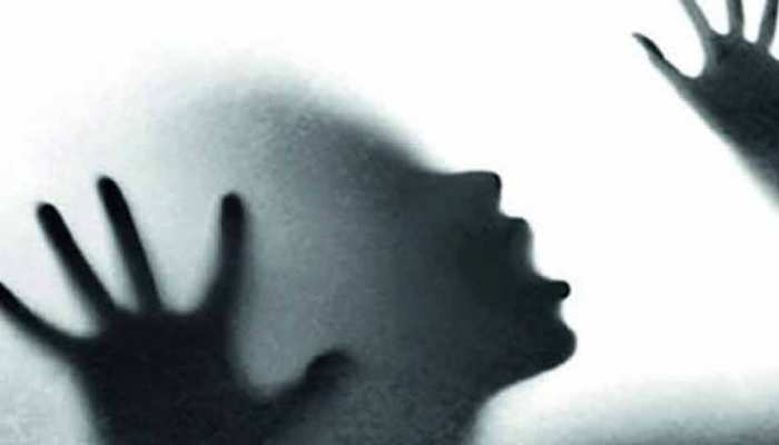 पुणे: स्कूल प्राचार्य ने छात्र को दिखाया अश्लील वीडियो, मामला दर्ज पुणे: स्कूल प्राचार्य ने छात्र को दिखाया अश्लील वीडियो, मामला दर्ज