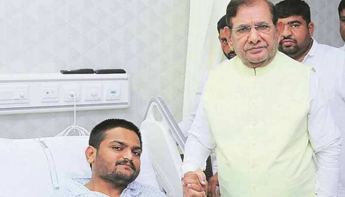 परीक्षा का सवाल: अनशन पर बैठे हार्दिक पटेल को किस नेता ने पानी पिलाने की पेशकश की? ये हैं विकल्प परीक्षा का सवाल: अनशन पर बैठे हार्दिक पटेल को किस नेता ने पानी पिलाने की पेशकश की? ये हैं विकल्प